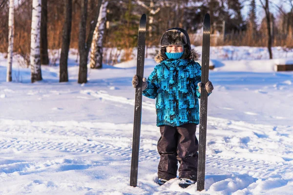 Çocuk kayak gezisinde. — Stok fotoğraf