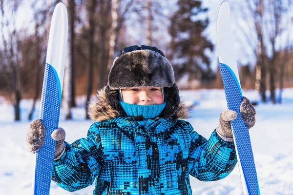Ребенок в лыжной поездке — стоковое фото