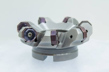 Metal kesme aletleri. Tek bir gri arkaplan üzerinde değiştirilebilir karpit plakalı Milling kesicisini bitir