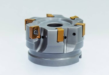 Metal kesme aletleri. Tek bir gri arkaplan üzerinde değiştirilebilir karpit plakalı Milling kesicisini bitir