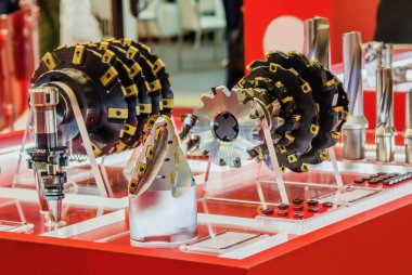 Yüksek performanslı metal kesici aletler. Sergi standına yerleştirilen değiştirilebilir karpit ile çeşitli değirmen kesicileri