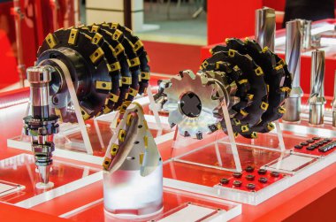 Yüksek performanslı metal kesici aletler. Sergi standına yerleştirilen değiştirilebilir karpit ile çeşitli değirmen kesicileri