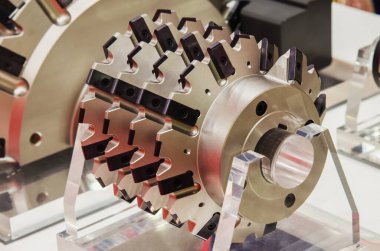 Yüksek performanslı metal kesici aletler. Solucan değirmeni kesicileri, sergi standına yerleştirilebilir karpit eklenebilir.