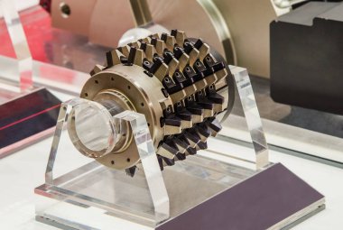 Yüksek performanslı metal kesici aletler. Solucan öğütücü kesiciler ve sergi standında değiştirilebilir karpit plakalar.