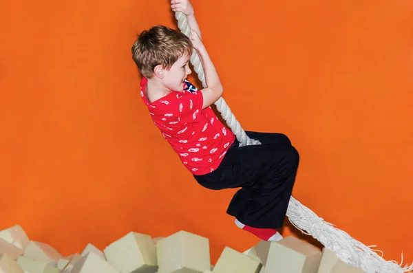 Niño Feliz Arrastra Una Cuerda Una Sala Juegos Para Niños —  Fotos de Stock