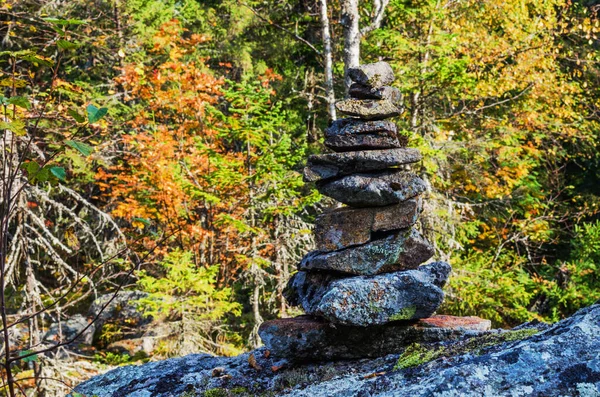 Pirámide Piedras Ladera Montaña Sobre Fondo Bosque Otoñal Día Soleado — Foto de Stock