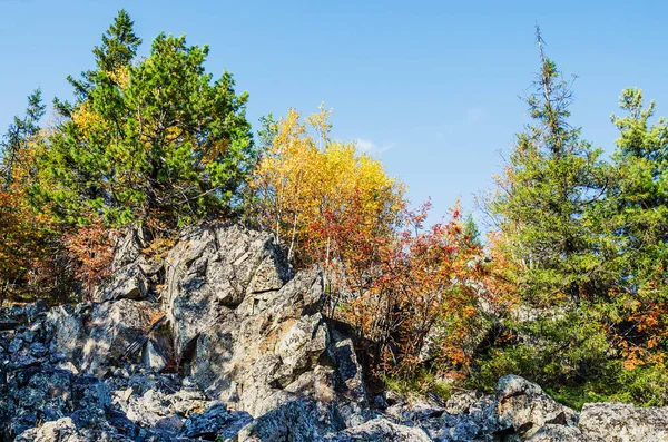 Podzimní Krajina Skalami Vrcholu Hory — Stock fotografie