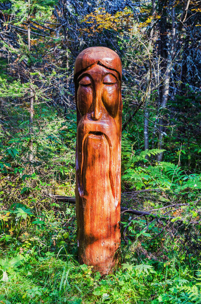 УРАЛЕК, РОССИЯ - 14 СЕНТЯБРЯ 2019 г.: Деревянная скульптура, установленная в лесу вдоль туристического маршрута "Южная вершина" горнолыжного курорта "Белая гора", в ясный осенний день. Russia, Novosibirsk
