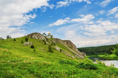 SVERDLOVSK REGION, RUSSIA - 15 Haziran 2017: Tanrı 'nın annesinin Kazan ikonu Kilisesi yaz günü Aramashevo köyünde, Rusya, Ural