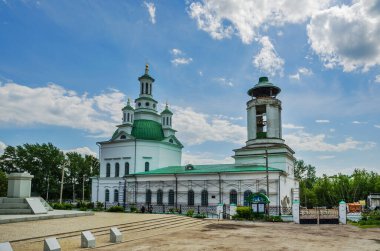 ALAPAYEVSK, RUSSIA - 15 Haziran 2017: Kutsal Üçlü Ortodoks Katedrali güneşli yaz günü, Rusya, Ural, Sverdlovsk Oblastı.