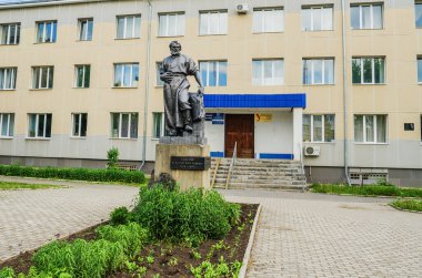 ALAPAYEVSK, RUSSIA - 15 Haziran 2017: Rus mucit Safonov I. E. anıtı, Rusya, Ural, Sverdlovsk Oblastı.