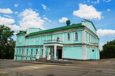 ALAPAYEVSK, RUSSIA - 15 Haziran 2017: Güneşli yaz gününde Alapaevsk kentinin kültür sarayı manzarası, Rusya, Ural, Sverdlovsk Oblastı.