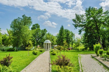 ALAPAYEVSK, RUSSIA - 15 Haziran 2017: Güneşli yaz gününde Rusya, Ural, Sverdlovsk Oblastı, Alapaevsk 'te besteci Çaykovski' nin ev müzesinin avlusuna park.