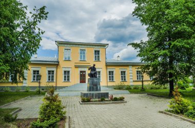 ALAPAYEVSK, RUSSIA - 15 Haziran 2017: Güneşli yaz gününde Rusya, Ural, Sverdlovsk Oblastı 'nda büyük bestecinin anısına dikilen Çaykovski Müzesi manzarası. 