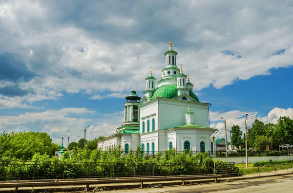 Alapayevsk Ryssland Juni 2017 Heliga Treenighetsortodoxa Katedralen Solig Sommardag Ryssland — Stockfoto