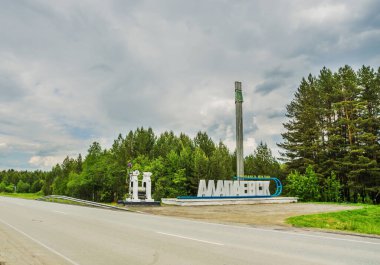 ALAPAYEVSK, RUSSIA - 15 Haziran 2017: Stella güneşli yaz gününde Alapayevsk kasabasının girişinde, Rusya, Ural, Sverdlovsk Oblastı.