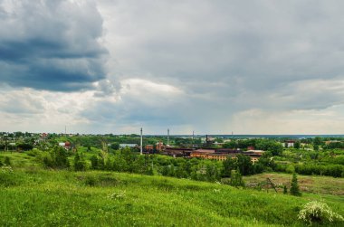 Yaz günü tepeden Alapaevsk şehrine manzara. Rusya, Urallar