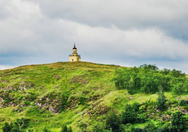 Tepesinde bir gözlem kulesi bulunan Lisya Dağı (Fox) yaz günü Nizhny Tagil şehrinin bir sembolüdür. Rusya, Urallar