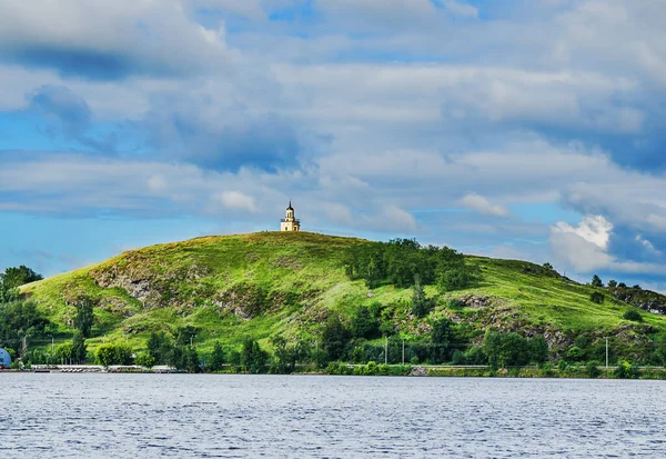 Stadsdamm Och Berget Lisya Fox Med Ett Utsiktstorn Toppen Symbol — Stockfoto