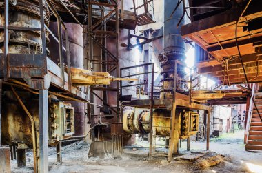 Eski patlama fırınındaki metal yapılar. Fabrika-Maden Üretim Aletleri Müzesi. Rusya, Ural, Nizhny Tagil