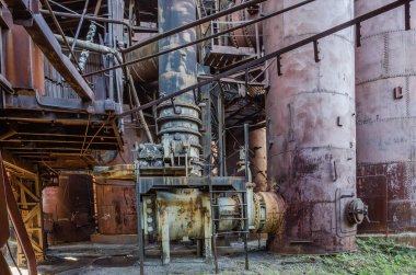 Eski patlama fırınındaki metal yapılar. Fabrika-Maden Üretim Aletleri Müzesi. Rusya, Ural, Nizhny Tagil