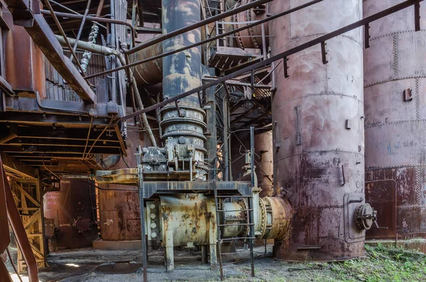 Eski patlama fırınındaki metal yapılar. Fabrika-Maden Üretim Aletleri Müzesi. Rusya, Ural, Nizhny Tagil