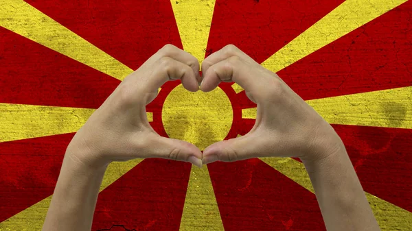 Händer hjärtat Symbol Makedonien flagga — Stockfoto