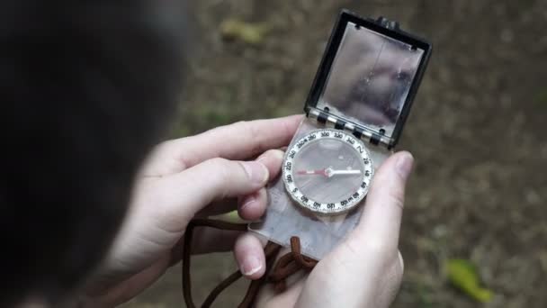 Uomo all'aperto con bussola di navigazione — Video Stock