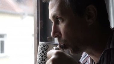 Kahve içme pencereden dışarı bakarak adam