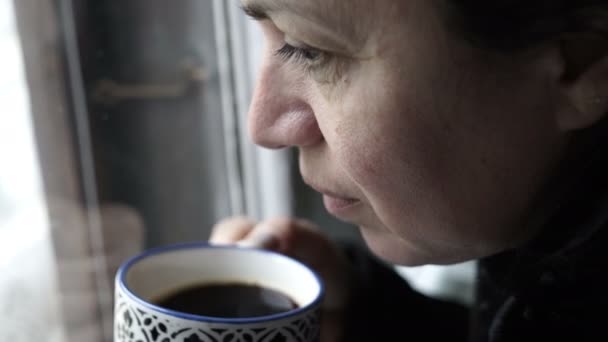 Mulher na janela bebendo café portátil — Vídeo de Stock