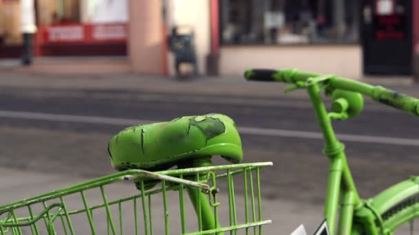 Passeio de pessoa Passado uma bicicleta verde Handheld — Vídeo de Stock