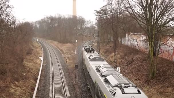 Light Rail trein Overhead mistige vroege voorjaar — Stockvideo