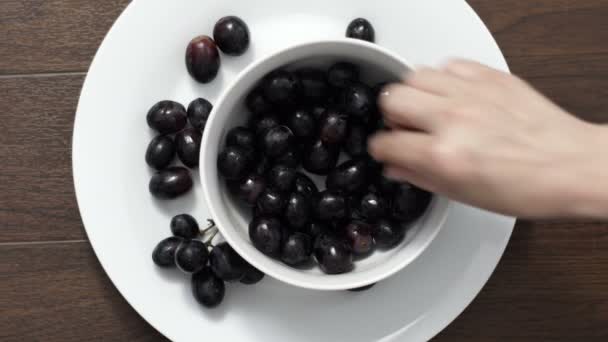 カップル食べるブドウ オーバーヘッド — ストック動画
