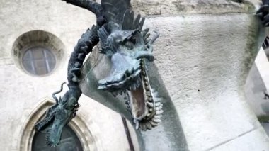 Halle Marktplatz Ejder Heykeli Çeşmesi