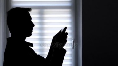 Cep telefonu kullaranarak anonim adam manifatura