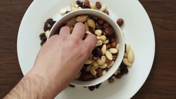 Couple Manger Trail Mix Frais généraux Timelapse Gros plan — Video