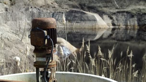 Industriellen Bergbau aufgegeben Sumpfpumpe ziehen Fokus — Stockvideo