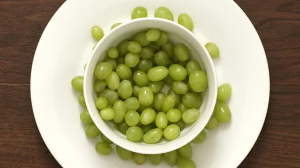 Timelapse Frais généraux du couple qui mange des raisins verts du bol Gros plan — Video