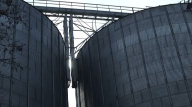 Güneş patlaması Timelapse ile endüstriyel tahıl siloları