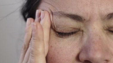 Kadın onun baş ağrısı ağrı masaj closeup