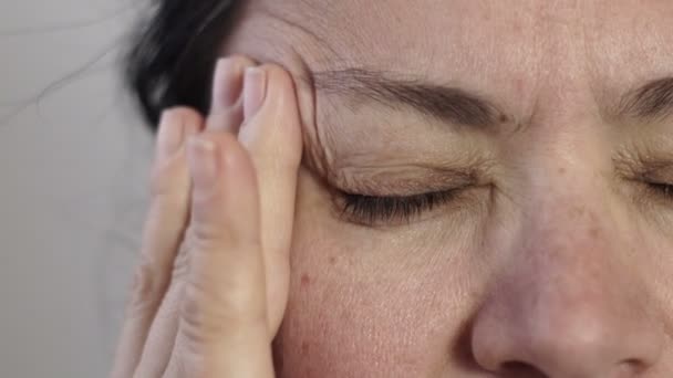 彼女の頭痛の痛みをマッサージ女性のクローズ アップ — ストック動画