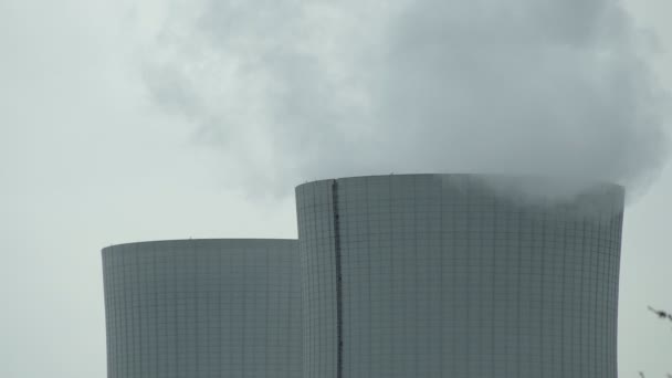 Охлаждающая башня Крупный план в облачный день Timelapse — стоковое видео
