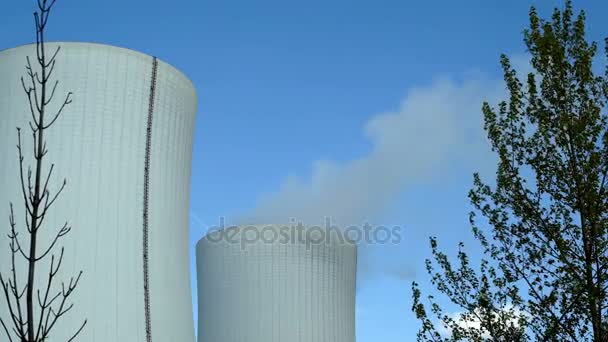 Tours de refroidissement industrielles encadrées d'arbres — Video