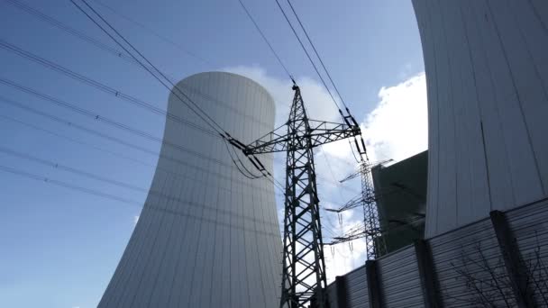 Промышленные охладительные башни с электрическим пилоном Timelapse — стоковое видео