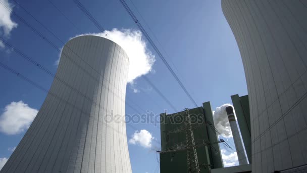 Instalação industrial com chaminé para fumar e torre de resfriamento — Vídeo de Stock