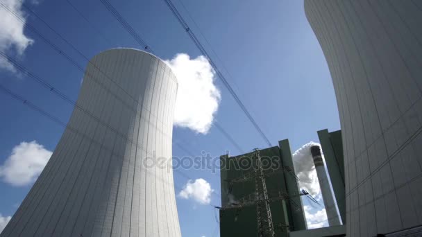 Torre de resfriamento de instalação industrial com chaminé Timelapse — Vídeo de Stock