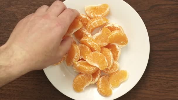 Overhead Timelapse Pareja comiendo naranjas de mandarín — Vídeos de Stock