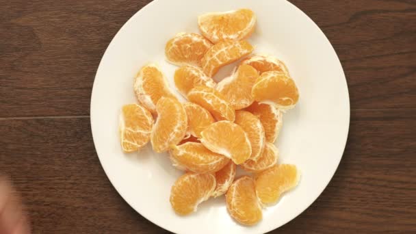 Sobrecarga de pareja comiendo mandarina naranja snack saludable — Vídeos de Stock