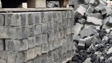 Geri dönüşümlü kaldırım taşları üzerinde yığılmış ve Closeup Tilt kazıklı