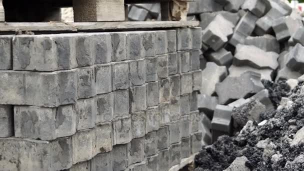 Piedras de pavimentación recicladas en apilados y apilados primer plano inclinación — Vídeo de stock